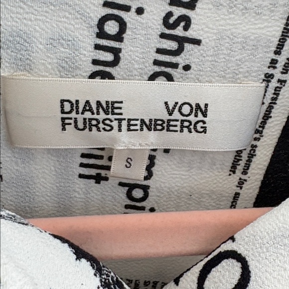 Diane Von Furstenberg Lorelei Two newspaper print crepe shirt size small novelty - Picture 2 of 9